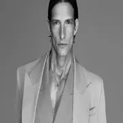 Iván de Pineda desfiló para Versace.