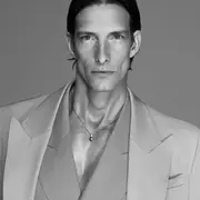 Iván de Pineda desfiló para Versace.