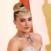 Florence Pugh llegó a los Oscar con un vestido impactante.