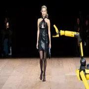 Coperni sumó robots a su desfile de la Semana de la Moda de París.