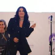 Después de ser distinguida, la cantante interpretó dos canciones en la Legislatura.