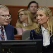 Gwyneth Paltrow, junto a su abogado, en el juicio que ganó en EE.UU.