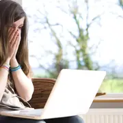 Violencia digital: "filtrar" fotos o videos es violencia y no está legislado.