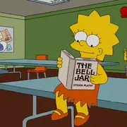 Lisa Simpson leyendo "La campana de cristal" de Sylvia Plath.