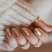 5 diseños de uñas doradas súper fáciles y prácticos.