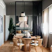 Mix de tendencias en el espacio de Gaby Orlando: comedor circular, divisor que deja ver más allá y un dormitorio protagonista con textiles, arte y verde natural