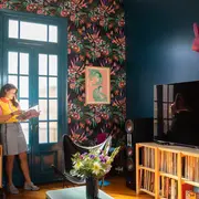 Un empapelado de la artista inglesa Kitty McCall es el gran protagonista del living, escoltado por una pared a tono. Sobre el empapelado, una serigrafía de Irina Douer.