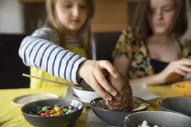 Paso a paso para hacer huevos de Pascuas caseros.