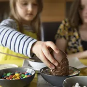 Paso a paso para hacer huevos de Pascuas caseros.