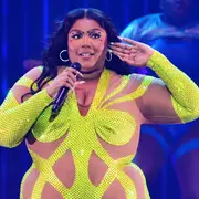 Exbailarinas de Lizzo la demandan por presunto acoso sexual.