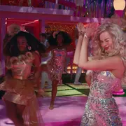 Margot Robbie da vida a Barbie en la nueva película de Warner.