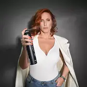 Es peluquera, triunfa en Estados Unidos con su propia marca de productos capilares