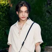 Hyunjin fue uno de los invitados en el desfile de Donatella Versace y Dua Lipa.