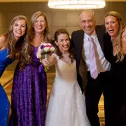 Daniela Aza, junto a su esposo y familia.