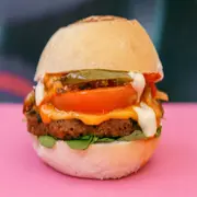 Lado V tiene los platos típicos de la cocina callejera en originales versiones a base de plantas.