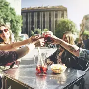 Salida con amigas en Madrid, una de las formas del bienestar que sostiene Karen Barg tras su separación.