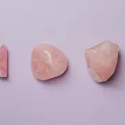 Ritual de luna de sangre y cuarzo rosa.