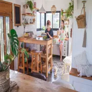 La mesa del comedor, de 2,40 m, la hizo el papá de Kari con un pino que se incendió a unas cuadras del lugar.