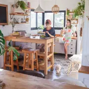 La mesa del comedor, de 2,40 m, la hizo el papá de Kari con un pino que se incendió a unas cuadras del lugar.