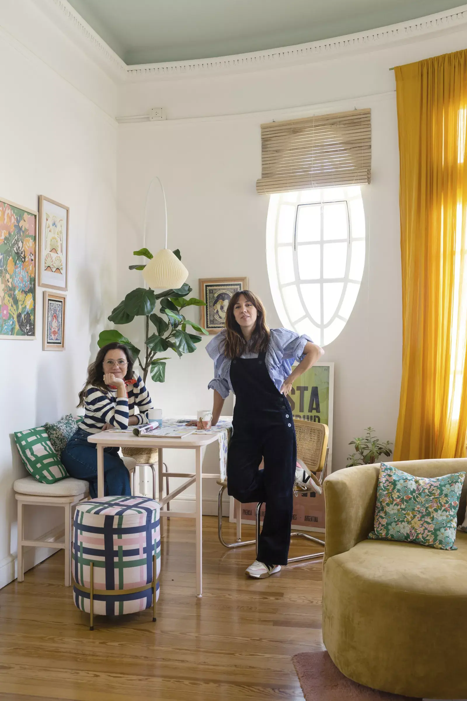 Para el living circular, eligieron un sillón curvo (Estée Deco) y almohadones con estampas de diseño propio. El puf también tiene su huella.