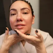 Yoga facial: una rutina de 4 pasos para hacer a la mañana.