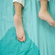 Pis en la cama: ¿cuándo es un problema y hay que consultar al médico?