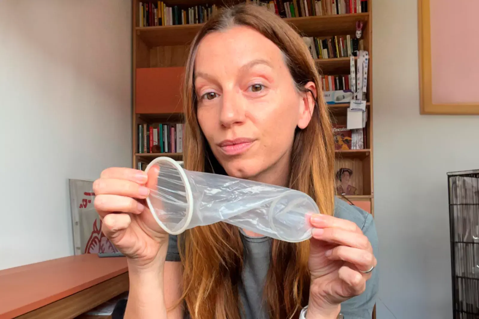 Cecilia Ce muestra el preservativo vaginal.