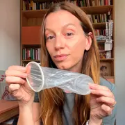Cecilia Ce muestra el preservativo vaginal.
