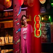 CHALECO Y PANTALÓN (AMPI VERA, $59.900 Y $38.700), REMERA (LULU MARTINS, $17.650). 