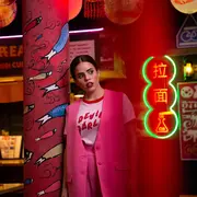 CHALECO Y PANTALÓN (AMPI VERA, $59.900 Y $38.700), REMERA (LULU MARTINS, $17.650).