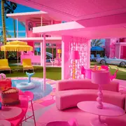 Parece una mansión victoriana, con sillones Philippe Starck.