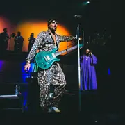 Con una banda de 10 músicos, Dante Spinetta entregó una maratón de funk en el Teatro Ópera