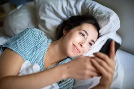 ¿Qué dice el Feng Shui de dormir con el celular cerca?