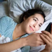 ¿Qué dice el Feng Shui de dormir con el celular cerca?