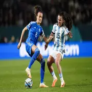 La italiana Barbara Bonansea, a la izquierda, y la argentina Florencia Bonsegundo luchan por la pelota en el debut de Argentina.