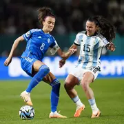 La italiana Barbara Bonansea, a la izquierda, y la argentina Florencia Bonsegundo luchan por la pelota en el debut de Argentina.