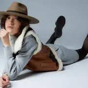 CHALECO DE CUERO (MYM, $159.900), VESTIDO DE PUNTO (WHY DONNA, $35.000), MEDIAS (MARIA GOROF), BOTAS (LU BOLOQUE, $61.490), SOMBRERO DE FIELTRO (COMPAÑÍA DE SOMBREROS, $35.000).