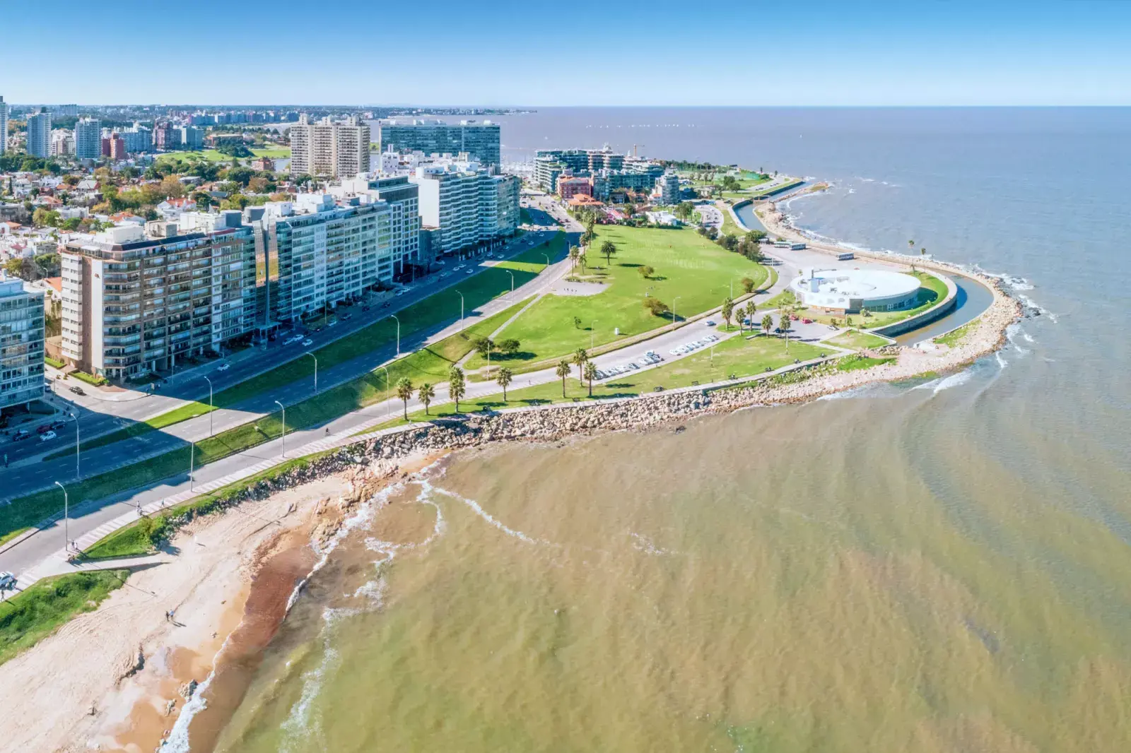 La costa de Montevideo, barrio de Pocitos.