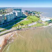 La costa de Montevideo, barrio de Pocitos.