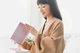 Marie Kondo: cómo organizar tu armario en 4 cajas.