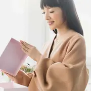 Marie Kondo: cómo organizar tu armario en 4 cajas.