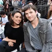Mila Kunis y Ashton Kutcher ofrecieron hospedaje en su ostentosa casa de la costa californiana a través de Airbnb.