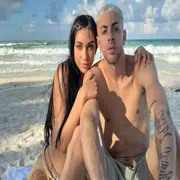 María Becerra se comprometió con J Rei y un detalle de la cena romántica tras su anuncio se robó la mirada de sus seguidores.