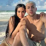 María Becerra se comprometió con J Rei y un detalle de la cena romántica tras su anuncio se robó la mirada de sus seguidores.