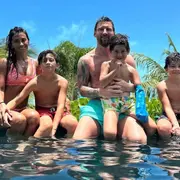 Anto y Messi en familia, con sus 3 hijos.