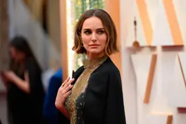 Natalie Portman fue vista sin anillo de bodas en el día de su aniversario.