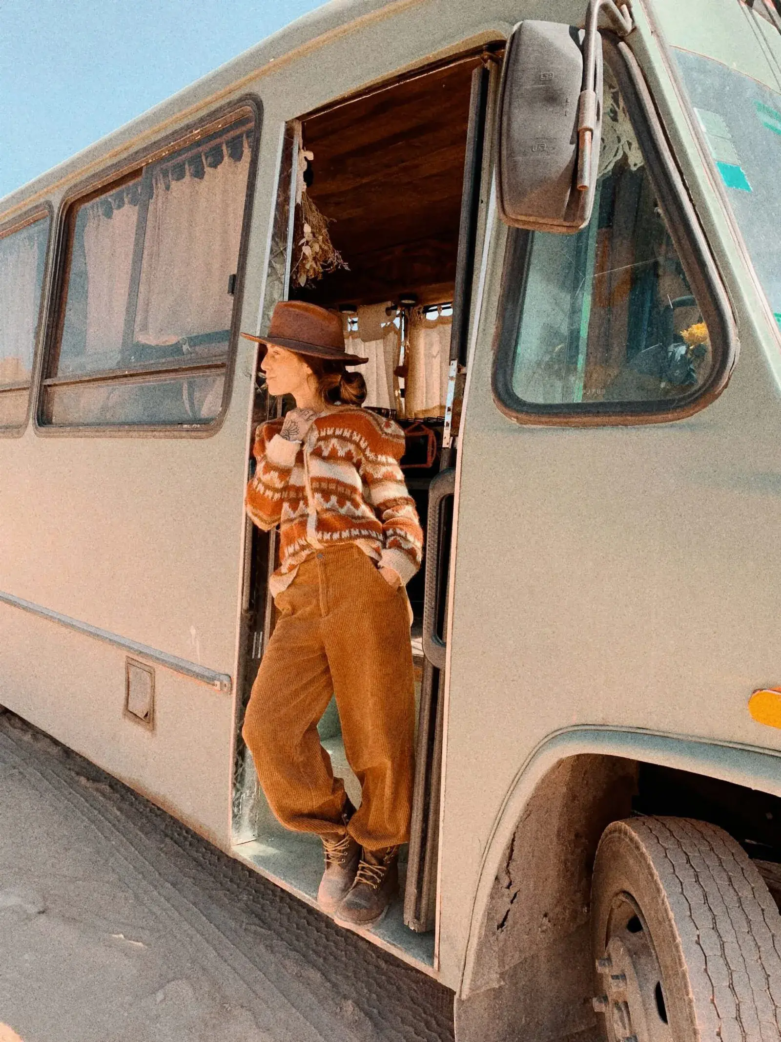 Lolita Campos y Manu Pozzi: la pareja de artistas que recorre el mundo en  un bus - Ohlalá