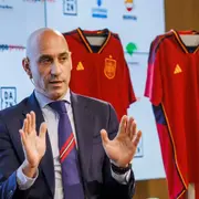 “No voy a dimitir”: Rubiales se queda en la Federación a pesar del polémico beso a Jenni Hermoso.