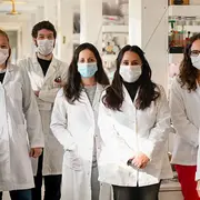 Juliana Cassataro, investigadora del CONICET e integrantes de su equipo en el Instituto de Investigaciones Biotecnológicas Dr. Rodolfo Ugalde (IIB, CONICET-UNSAM).