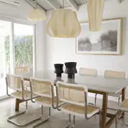 Las lámparas del comedor son obras de una artista que emula distintas semillas en gran escala (Yolegmma Marquez Studio).